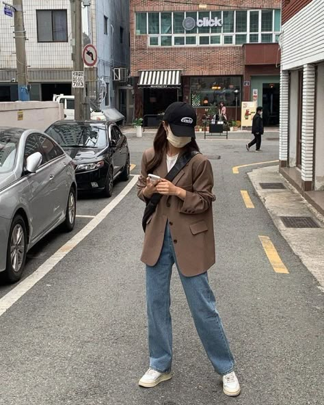 Minimalistic Outfits Women, Korean Coat Outfits, Korean Spring Outfit, Spring Outfits Korean Style, Coat Outfit Korean, Spring Korean Outfit, Korean Outfits Street Styles, Korean Casual Outfits Street Styles, Korea Spring Fashion