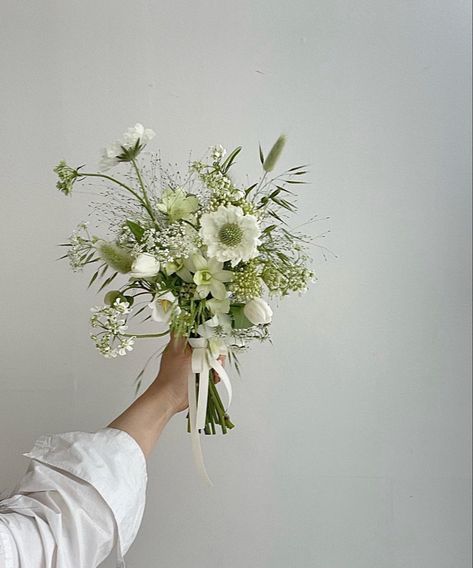 Sparse Wedding Bouquet, Original Wedding Bouquet, Small Green Wedding Bouquet, February Wedding Bouquet The Bride, Petite Flower Bouquet, Minimalist White Bouquet, White Whimsical Bridal Bouquet, Micro Bridal Bouquet, White Bouquet Bride