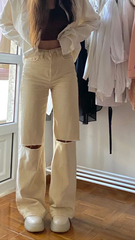 Fits With Beige Pants, Beige Flare Pants Outfit Winter, Outfits For Beige Pants, Tan Zara Jeans Outfit, What To Wear With Beige Jeans, Outfit With Beige Jeans, Beige Bottom Outfit, Tan Pants Outfit Aesthetic, Beige Flare Jeans Outfit