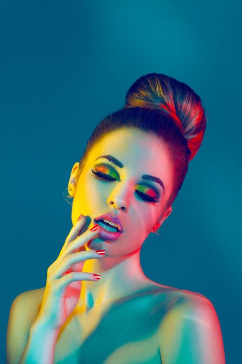 Colour Gel Photography, Colorful Portrait Photography, Drawing Study, Neon Photography, Portrait Lighting, Photographie Portrait Inspiration, Face Photography, Colorful Portrait, Beauty Portrait