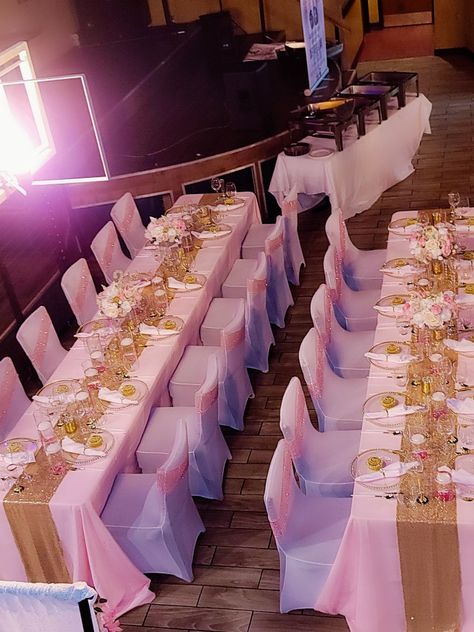 Pink And Gold Table Setting Birthdays, Wedding Decor Table Ideas, Sweet 16 Table Setup, Long Table Decorations, Rose Gold Party Theme, Pink Party Tables, Rose Gold Table Decor, Quinceanera Decor, Dinner Table Set Up