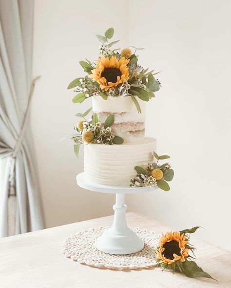 Sunshine in a Wedding cake ☀️ I loved the different textures in this cake and topped with a semi naked “natural look” to the top tier. #weddingcake #weddingcakedesigner #sunshine #wedding #blondiesbakery #nuneatonbakery #warwickshire #bakery #pastrychef #cakedesigner #elegantcakedesign #bakerylife #smallbusiness Wedding Cake Semi Naked, Natural Wedding Cake, Summer Wedding Cake, Sunshine Wedding, Elegant Cake Design, Sunflower Wedding Cake, 4 Tier Wedding Cake, Different Types Of Cakes, Sunshine Cake