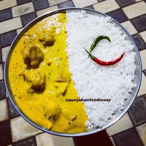 Kaur on Instagram: “Punjabi Kadhi Pakoda with Chawal 😍 . . Do you like this?? Tell me in comment section 👇🏻 . . Follow @punjabanfoodlover for more tempting…” Kari Chawal, Kadi Chawal, Vegetarian Snacks Recipes, Food Recipes Vegetarian, Vegetarian Snacks, Indian Food Recipes Vegetarian, Recipes Vegetarian, Snacks Recipes, Biryani