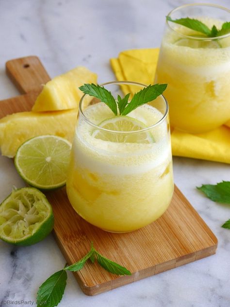 Pineapple Daiquiri Cocktail Recipe - a delicious, refreshing and super easy to make drink for any summer party or pineapple theme celebration! by BirdsParty.com @birdsparty #diquiri #pineapple #summerparty #pineappleparty #summercocktails #cocktails #frozendaiquiri #cocktailrecipe Sangria Recipes With Rum, Pineapple Daiquiri, Pineapple Cocktail Recipes, Limoncello Cocktails, Frozen Daiquiri, Daiquiri Recipe, Daiquiri Cocktail, Pineapple Cocktail, Prosecco Cocktails