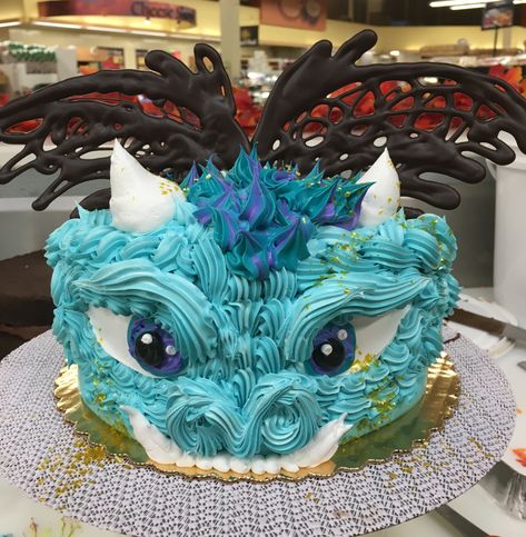 Mythical Creatures Birthday Cake, Sisu Dragon Cake, Rainbow Dragon Cake, Diy Dragon Cake Easy, Dragon Cake Ideas Simple, Buttercream Dragon Cake, Dragon Cupcakes, Dragon Birthday Cakes, Dragon Cakes