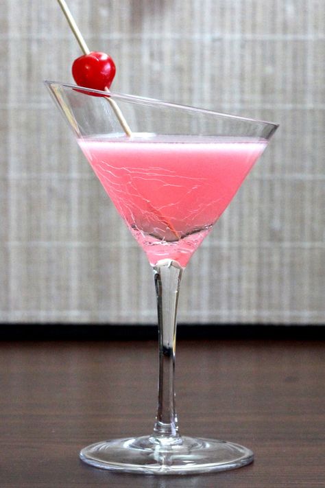 The Pink Lady, featuring applejack and gin, was originally popular in the 1950s. It's pink and opaque, so on first sight you might expect it to be cloyingly sweet, but it's actually drier than most modern cocktails. Pink Lady Cocktail, Vodka Sprite, Smirnoff Raspberry, Modern Cocktails, Glace Fruit, Girls Night Drinks, Raspberry Vodka, Make Simple Syrup, Classic Cocktail Recipes