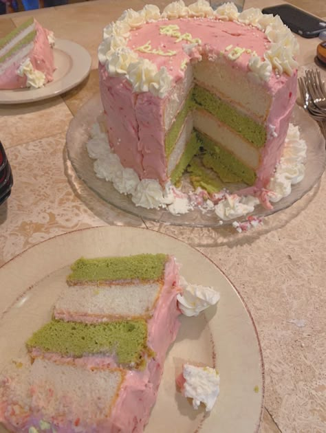 Matcha And Strawberry Cake, Strawberry Matcha Cake, Matcha Strawberry Cake, Matcha And Strawberry, Matcha Cake, Pretty Dessert, Cute Baking, Cute Desserts, Strawberry Cake