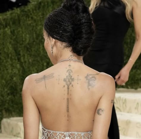 Zoe Kravitz Tattoos, Cute Henna Tattoos, Cute Henna, Zoë Kravitz, Cute Tiny Tattoos, Jewelry Tattoo, Dainty Tattoos, Zoe Kravitz, Henna Tattoos