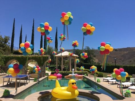 Over The Pool Balloon Arch, Cool Pool Party Ideas, Summer Party Balloons, Pool Party Balloon Garland, Pool Balloon Arch, Balloon Arch Over Pool, Cocomelon Pool Party, Pool Party Balloon Arch, Pool Balloon Decorations