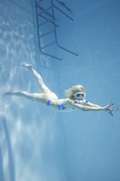 Underwater Knee High, Manabu Koga, Mermaid Pose, Pool Poses, 얼굴 그리기, Scuba Girl, Female Pose Reference, Anatomy Poses, Body Reference Poses