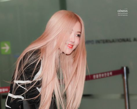 Rosé pics on Twitter: "LOOK AT THIS PINKY HAIR… " Rose Blonde Hair, Rose Hair Color, Rose Blonde, Korean Hair Color, Spring Hair Color, Hair Color Pink, Rose Gold Hair, Rose Hair, Spring Hairstyles