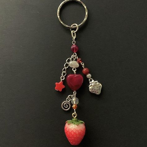 Keyrings Diy, Keyring Charms, Red Keychain, Red Charm, Strawberry Charm, Diy Bracelets Patterns, Cute Keychain, Bead Chain, Beaded Keychains