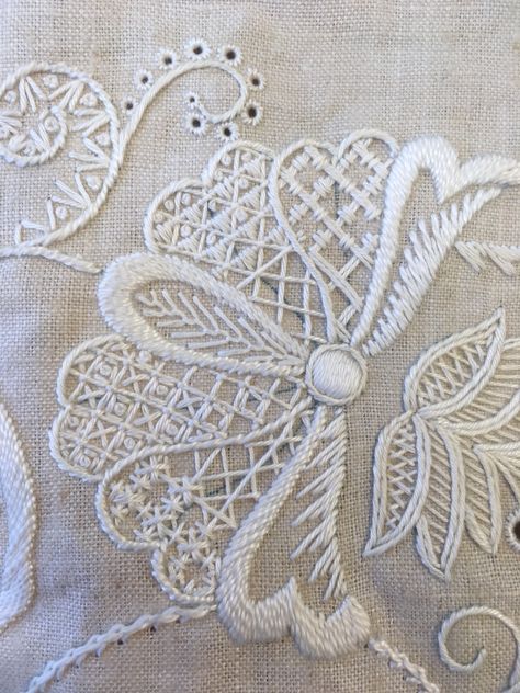 Whitework Embroidery Pattern, Mountmellick Embroidery, White Work Embroidery, Bordado Jacobean, Whitework Embroidery, Jacobean Embroidery, Pretty Embroidery, Diy Embroidery Designs, Hand Embroidery Projects