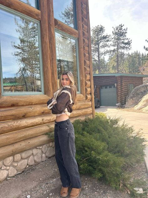 cabin winter outfit inspo Lake Arrowhead Outfit, Cabin Inspo Pictures, Cabin Vacation Outfits, Cabin Weekend Outfit, Cabin Photoshoot, Camping Trip Essentials, Cabin Pictures, Cabin Outfit, Cabin Winter