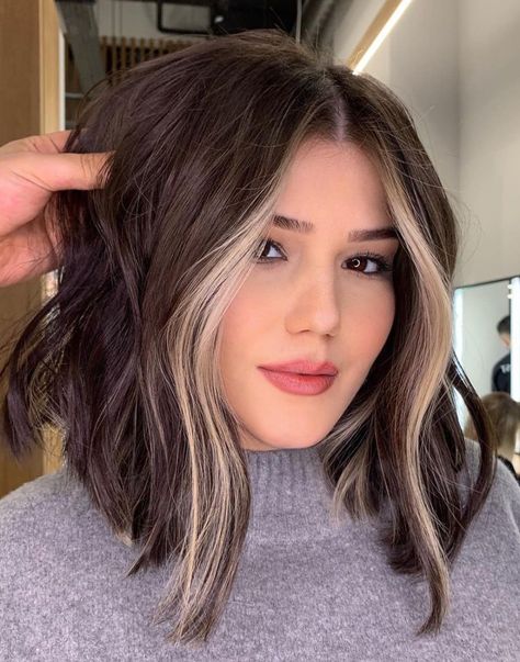 Aline Hair Color Ideas, Lob Haircut Dark Hair With Highlights, Cool Lob Hairstyles, Woman’s Haircuts 2023, Going Blonde To Brown Hair, Bob Haircut With Money Piece, Lob Haircut With Money Piece, Long Bob With Money Piece, Brunette Bob With Money Piece