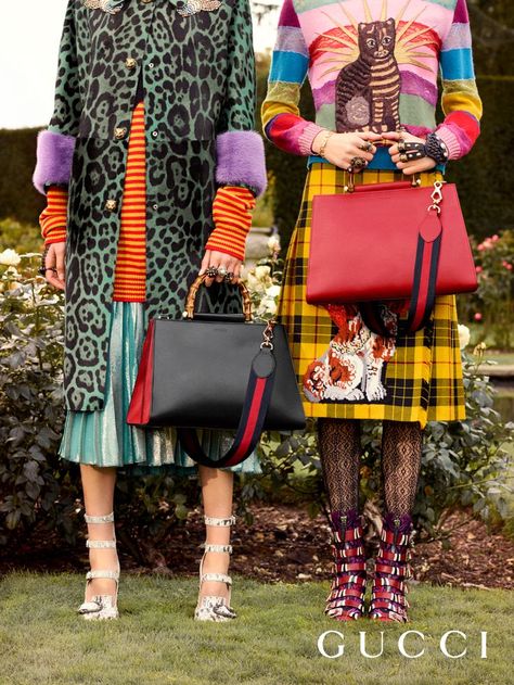 Referencing the water nymphs of Greek and Roman myth who wore pearls in their hair and gowns, the Gucci Nymphaea bag from Gucci Cruise 2017 by Alessandro Michele. Maximalist Outfit, Outfit Ideas 2023, Gucci Cruise, Maximalist Fashion, Yoga Studio Design, Casual Chique, King Louie, Handbags And Purses, Gucci Fashion