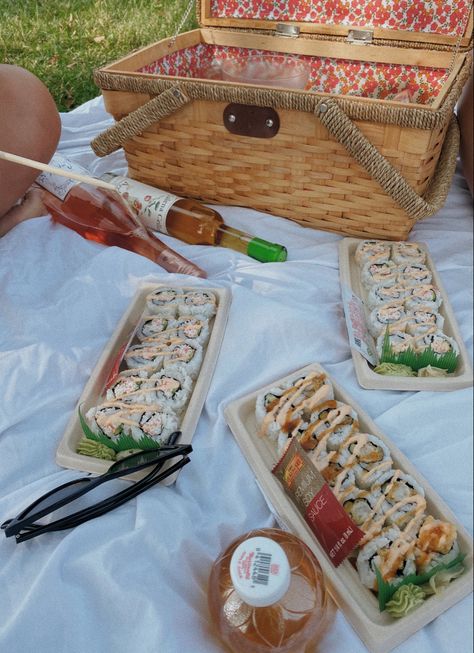 Sushi Picnic Date Aesthetic, Beach Picnic Aesthetic Food, Sushi Picnic Aesthetic, Cute Picnic Date Ideas Romantic, Sushi Picnic Date, Picnic Aesthetic Date, Beach Picnic Aesthetic, Sushi Picnic, Bento Picnic