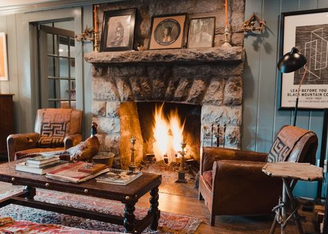 Lobby with fireplace at the Highlander Mountain House Office Home Design, Cozy Seats, Garden Bathroom, Bedding Ideas, Cabin Living, Western Homes, Lodge Style, Cabin Style, Cozy Fireplace