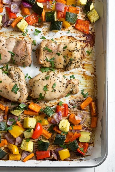 Sheet Pan Italian Baked Boneless Chicken Thighs and Veggies Dinners For Diabetics, Baked Boneless Chicken Thighs, Vegetable Dinner, Sheet Pan Meals Chicken, Pan Chicken Recipes, Veggie Dinner, Pan Dinners, Herb Chicken, Free Meal