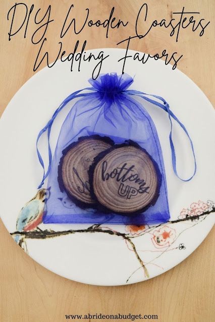 These DIY Wooden Coasters Wedding Favors are perfect for your rustic wedding. You can use actual fresh tree or purchased unfinished wood slices to make them. Diy Wooden Coasters, Coaster Wedding Favors, Unique Wedding Ceremony Ideas, New Diy Ideas, Wedding Ceremony Songs, Pink Tea Party, Wedding Coasters Favors, Ceremony Songs, Handmade Favors