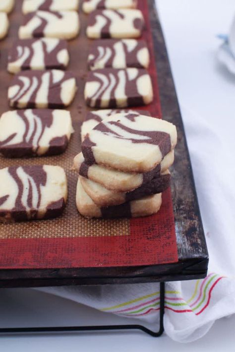 Bake Fresh Pakistani Style Marble Cookies - Desi Desserts Indian | Pakistani Marble Cookies Recipe, Chocolate Biscuit Recipe, Marble Cookies, Shortbread Cookies Easy, Chocolate Biscuits, Shortbread Cookie Recipe, Biscuit Bake, Cookie Time, Vanilla Cookies