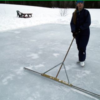 Make a cheap backyard ice-skating rink Outdoor Hockey Rink, Backyard Hockey Rink, Backyard Ice Rink, Backyard Rink, Outdoor Rink, Outdoor Skating, Cheap Backyard, Ice Skating Rink, Skate Party