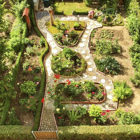 Tremendously Helpful Feng Shui Tips for Landscaping Your Garden - Gardenerdy Feng Shui Backyard, Feng Shui Garden Ideas, Feng Shui Landscape Design, Front Yard Garden Design Layout, Wetland Garden, Garden Feng Shui, Feng Shui Landscape, Feng Shui Garden Design, Bio Project