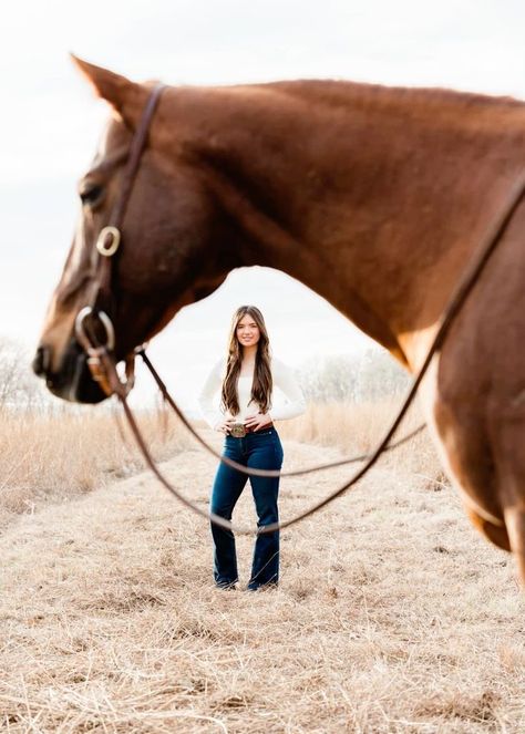 Senior Horse Photography, Western Senior Photos, Cowgirl Senior Pictures, Horse Photoshoot Ideas, Equine Photography Poses, Western Photo Shoots, Horse Senior Pictures, Cute Senior Pictures, Horse Photography Poses