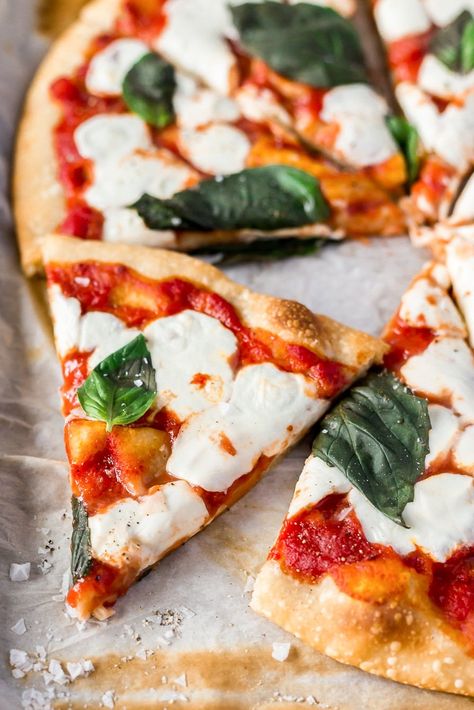 Fresh Basil Recipes, Margherita Pizza Recipe, Basil Pizza, Margarita Pizza, Pizza Recipes Homemade, Flatbread Pizza, Margherita Pizza, Quick Dinner Recipes, Pizza Recipe