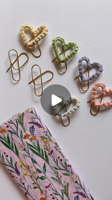 Megan | Macrame Gifts & Tutorials on Instagram: "Heart Bookmarks 💕 #macrametutorial #macrametutorials #howto #macrame #megsmodernmacrame #shopmegsmodernmacrame #macrameshop #handmadecommunity #macramemakers #macramegift #macramebookmark #teachergifts #macramebookmark #howtomacrame #gatheringknot #beginnerknot #beginnermacrame #beginnerartist #macramemovement #fiberart #ornamentdiy #macrameornament #macramekeychain #macramecharm #fiberart #newmacrame #relaxingtutorial #shophandmade #macramediy #macrameinstructions #macramestepbystep" Macrame Bookmark Tutorial, Macrame Bookmarks, Macrame Bookmark, Macrame Gifts, Candy Lei, Crochet Blanket Stitch Pattern, Bookmark Diy, Diy Keychains, Heart Bookmark