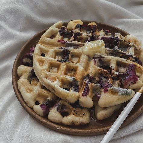 Blueberry Waffles Aesthetic, Lemon Blueberry Vegan, Blueberry Food, Pancake And Waffle, Vegan Pancake, Yummy Waffles, Berry Waffles, Blueberry Waffles, Vegan Waffles