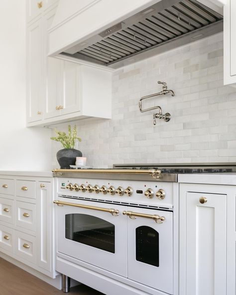 Our bestselling Conical Pendant is on sale. ✨ Don't miss out on up to 50% off styles for your kitchen refresh during our 4th of July Warehouse Sale! Design and photo by @mullendesignco Black Gas Stove, French Stove, Gas Stoves Kitchen, Gas Range Double Oven, Builder Grade Kitchen, Stove Black, Basket Home Decor, Sweet As Honey, Basket Bags