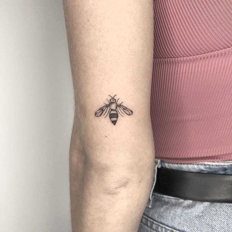 Lil wasp tattoo by Conz Thomas inked on the left arm Wasp Tattoo, Sister Tattoo Ideas, Ribcage Tattoo, Cool Arm Tattoos, Sister Tattoo, Floral Tattoo Design, Bee Tattoo, Tattoo Arm, Best Friend Tattoos