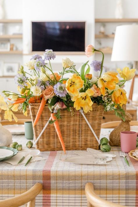 Spring Event Ideas, Brunch Themes, Easter Table Setting Ideas, Easter Lunch Ideas, Easter Table Decor Ideas, Easter Basket Centerpiece, Peter Rabbit Theme Party, Easter Hosting, Hosting Easter