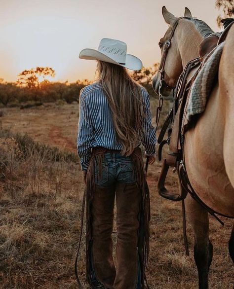 independent • Instagram Western Women Aesthetic, Cowgirl Photoshoot With Horse, Horse Pictures Ideas, Western Lifestyle Photography, Western Horse Photoshoot, Rodeo Photoshoot, Western Senior Picture Ideas, Horse And Rider Photography, 90s Cowgirl