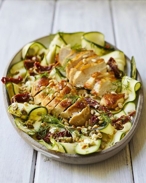 Chicken and courgette salad bowls Enchilada Bowl, Courgette Salad, Courgette Recipes, Chicken And Mushroom Pie, Roast Chicken Dinner, Vegetarian Mains, Salad With Chicken, Roast Chicken Leftovers, Delicious Dips Recipes