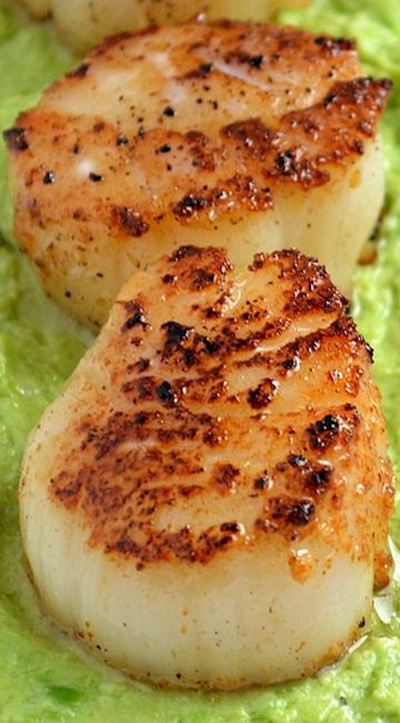 15 Minute Meals: Spicy Seared Scallops with Pea Puree Scallops With Pea Puree, Shrimp Scampi Without Wine, Stir Fry Dinner, Pea Puree, Seafood Stew Recipes, Food Starters, What Is For Dinner, Seared Scallops, Juicy Shrimp