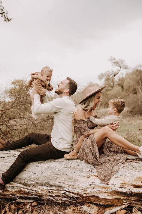 Tennessee Family Photos, Family Photos On Bench, Candid Fall Family Photos, Fall One Year Photoshoot, Late Summer Family Pictures, Family Photos Field, Spring Family Photoshoot Outfits, Family Of 4 Photo Ideas, Family Photo Outfits Fall