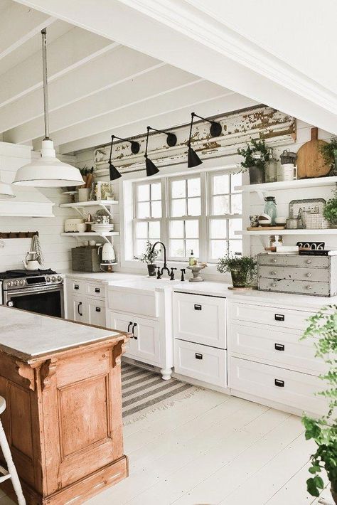 Awesome kitchen with a modern rustic farmhouse vibe! #topkitchendesigns Dapur Rustic, Model Dapur, Kitchens Cabinets, Kabinet Dapur, Decoration Tips, Interior Vintage, Farmhouse Kitchen Design, Kitchen Decor Themes, Rustic Farmhouse Kitchen