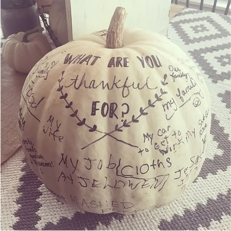 Thankfulness pumpkin - a great non-traditional Thanksgiving idea Friendsgiving Ideas, Store Inspiration, Sunset Hues, Friendsgiving Dinner, Friendsgiving Party, Season Decor, Fall Decor Inspiration, Dekor Diy, Hosting Thanksgiving