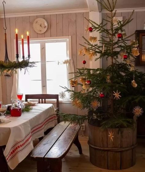 Yule Christmas Aesthetic, Swedish Christmas Aesthetic, Swedish Christmas Tree, Swedish Christmas Decorations, British Christmas, English Christmas, Swedish Christmas, Cottage Christmas, Christmas Feeling