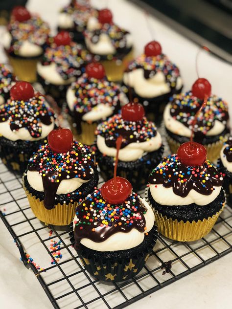 [homemade] Hot Fudge Sundae Cupcakes Hot Fudge Sunday, Bday Snacks, Baddie Birthday, Sundae Cupcakes, Hot Fudge Sundae, Fudge Sundae, Homemade Hot Fudge, Ice Cream Cupcakes, Cream Cupcakes