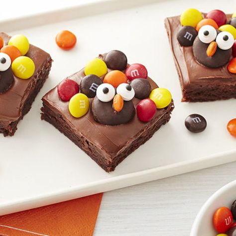 Kids of all ages will have fun making and eating these cute turkey brownies. Click the pin to Bake with Betty this Thanksgiving and make this recipe. Brownie Turkey Treats, Brownies For Thanksgiving, Turkey Brownies Thanksgiving, Brownie Thanksgiving Desserts, Thanksgiving Brownies Ideas, Brownie Turkeys, Turkey Desserts For Kids, Thanksgiving Cookies For Kids, Thanksgiving Kids Treats