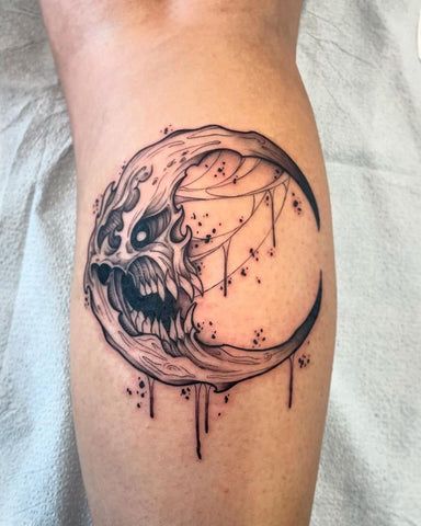 Halloween Tattoos for Men Big Moon Tattoo, Creepy Moon Tattoo, Man In The Moon Tattoo, Moon Tattoos For Men, Moon Knee Tattoo, Dark Moon Tattoo, Full Moon Tattoos, Halloween Tattoo Ideas, Spooky Moon