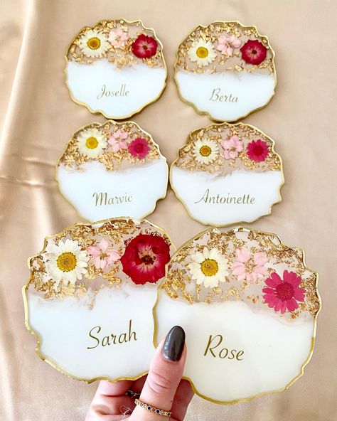 Dried flower resin coaster set Diy Resin Flowers, Diy Resin Coasters, Diy Resin Gifts, Pressed Flowers Frame, Resin Crafts Tutorial, Diy Resin Projects, Epoxy Resin Art, Pressed Flower Art, Wedding Gifts For Guests