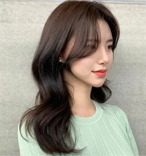 40 Hot Wispy Bangs That Are So Trendy in 2021 - Hair Adviser Side Bangs With Long Hair, Wispy Side Bangs, Bangs Styling, Messy Wavy Hair, Front Bangs, Feminine Hairstyles, Long Side Bangs, Side Bangs Hairstyles, Bangs For Round Face