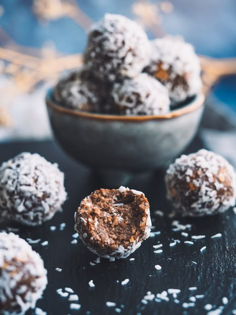 Scandinavian Sweets, Meatballs Swedish, Swedish Chocolate Balls, Sticky Cake, Chocolate Balls Recipe, Swedish Chocolate, Coconut Balls, Chocolate Balls, Good Things In Life