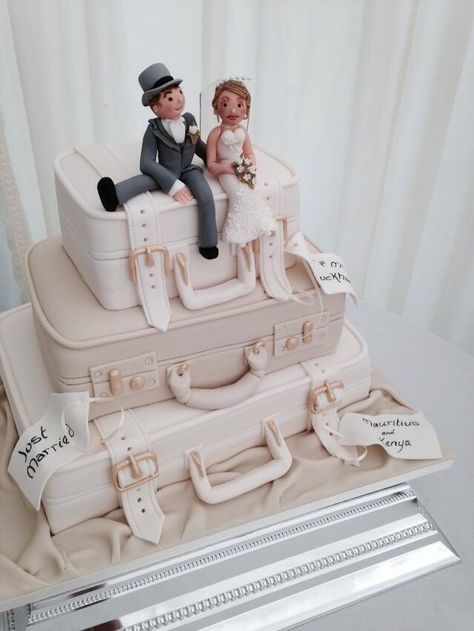 That would be lovely idea for my wedding cake x Travel Wedding Cake, Cake Travel, Cupcakes Decoration Tutorial, Suitcase Cake, Fancy Wedding Cakes, Cupcakes Wedding, Travel Cake, Chocolate Wedding Cake, Travel Theme Wedding