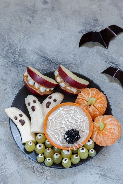 Spooky Fruit Platter with Spider Web Fruit Dip ~ Mommy's Playbook Halloween Fruit Treats, Spooky Fruit, Marshmallow Fluff Fruit Dip, Banana Ghosts, Halloween Food Crafts, Clementine Orange, Halloween Breakfast, Fall Fun Food, Halloween Foods