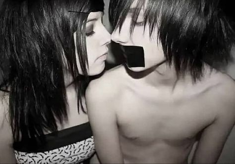 Emo Couples, Requiem For A Dream, Emo Love, Emo Pfp, 2000s Emo, Emo Boy, Rawr Xd, Cute Emo, Scene Kids